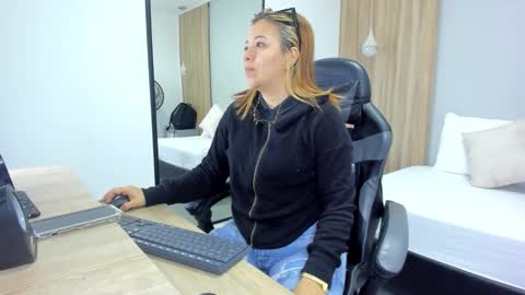 ALMA FENIX  online show from January 2026 12:32:02 PM