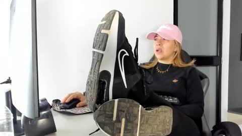 ALMA FENIX  online show from February 2026 01:00:02 PM