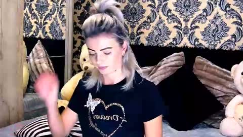 Snapshot of alyblonde chatting on December 2024 10:05:02 AM aly online show from December 2024 10:05:02 AM