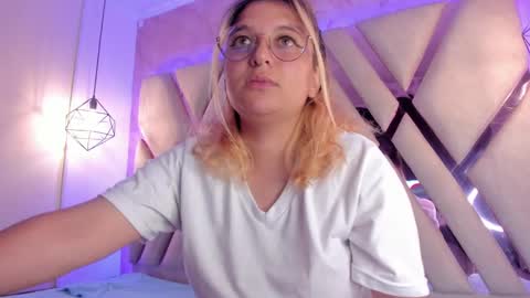 Snapshot of amalia_rosse_ chatting on January 2025 08:25:01 AM Amalia Im Back See you soon this January 7 at 10 pm Colombia time online show from January 2025 08:25:01 AM