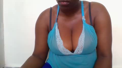 Mia online show from November 2025 07:00:02 AM