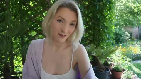 Snapshot of ameliawhitex chatting on May 2026 07:25:01 AM Call me Pixie or Amy xxx online show from May 2026 07:25:01 AM