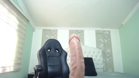 Amell Thomson online show from December 2024 02:00:01 PM