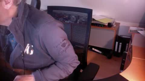 Snapshot of amor2200 chatting on February 2025 04:24:02 PM Amor2200 online show from February 2025 04:24:02 PM