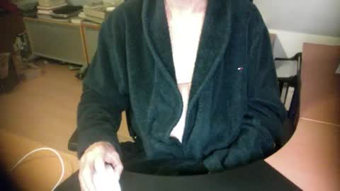 Snapshot of amor2200 chatting on March 2026 11:21:01 PM Amor2200 online show from March 2026 11:21:01 PM