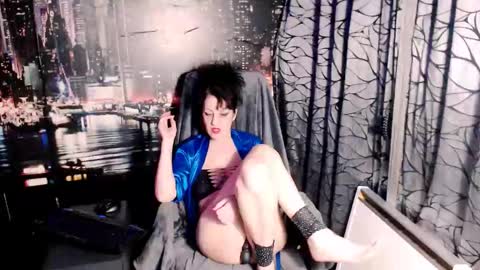 Sarah online show from December 2025 11:00:01 PM