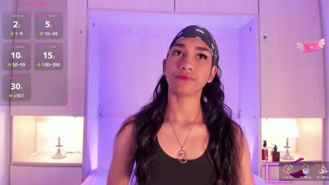 anaacollins_ online show from November 2025 11:33:01 AM