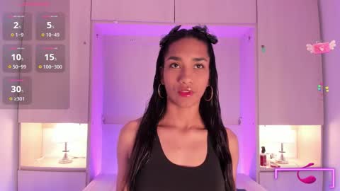 anaacollins_ online show from November 2025 11:40:02 AM