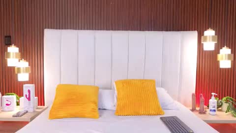 Mia online show from October 2025 12:27:01 PM