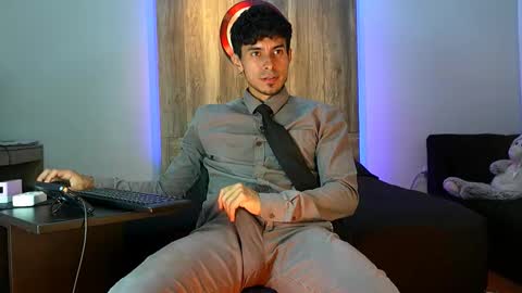 Andrew online show from November 2025 02:44:02 AM