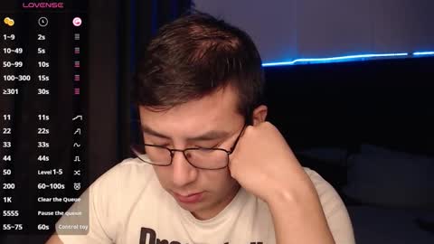 andrewmhilton_ online show from November 2025 07:07:01 AM