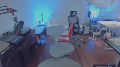 Andrew online show from December 2025 07:09:01 PM