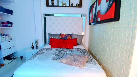 laura  online show from October 2025 12:18:01 AM