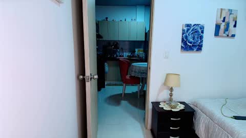 laura  online show from November 2025 01:28:01 AM