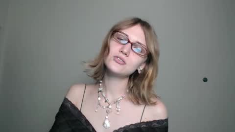 Snapshot of anisiaaa_lovesyou chatting on October 2025 03:43:01 PM Anisia online show from October 2025 03:43:01 PM