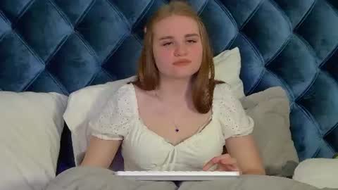 Snapshot of annetbennette chatting on June 2026 05:45:01 AM AnnetBennette online show from June 2026 05:45:01 AM