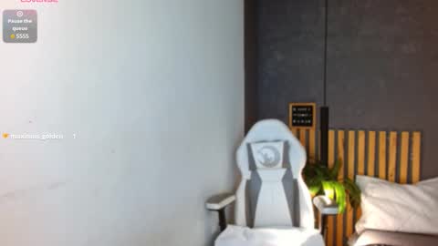 Annie Volker online show from December 2025 04:21:01 AM