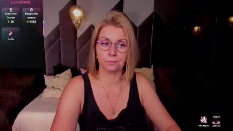 Annie online show from October 2025 05:52:02 AM