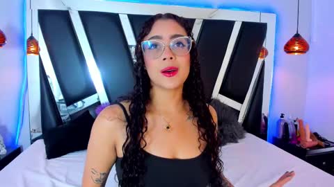 A N T O N E L L E  online show from February 2025 10:48:02 AM