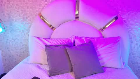 aria_sm online show from December 2025 03:03:02 AM