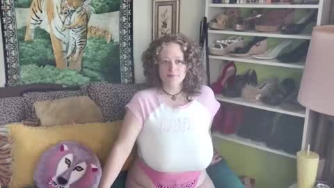 Snapshot of arielabai chatting on November 2025 04:50:01 PM Arielle Ari online show from November 2025 04:50:01 PM