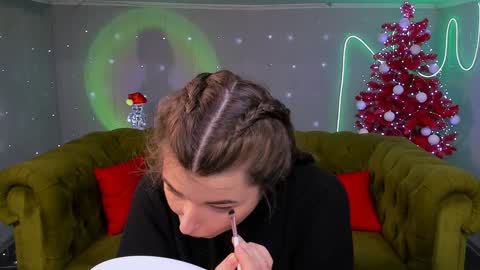 Snapshot of arigraynor chatting on December 2024 08:18:02 PM Ari online show from December 2024 08:18:02 PM