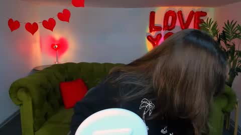 Snapshot of arigraynor chatting on March 2025 08:31:02 PM Ari online show from March 2025 08:31:02 PM