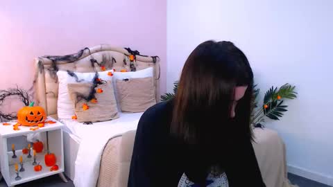 Snapshot of arigraynor chatting on November 2025 01:44:02 PM Ari online show from November 2025 01:44:02 PM