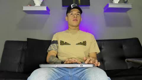 Snapshot of aroon_fit chatting on February 2026 12:08:01 PM AROON HOT online show from February 2026 12:08:01 PM