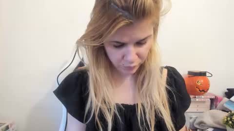 Snapshot of artsyandcraftsy_ chatting on February 2025 03:26:02 PM MIA online show from February 2025 03:26:02 PM