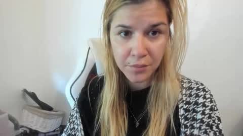 Snapshot of artsyandcraftsy_ chatting on September 2025 10:42:02 AM MIA online show from September 2025 10:42:02 AM