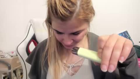 Snapshot of artsyandcraftsy_ chatting on October 2025 11:16:01 PM MIA online show from October 2025 11:16:01 PM