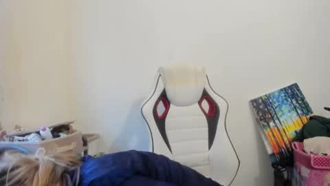 Snapshot of artsyandcraftsy_ chatting on October 2025 03:01:01 PM MIA online show from October 2025 03:01:01 PM