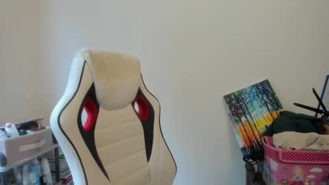 Snapshot of artsyandcraftsy_ chatting on October 2025 06:58:02 AM MIA online show from October 2025 06:58:02 AM