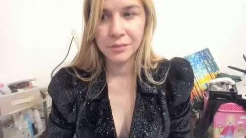 Snapshot of artsyandcraftsy_ chatting on October 2025 08:53:02 PM MIA online show from October 2025 08:53:02 PM