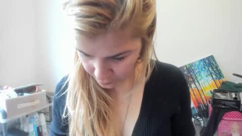 Snapshot of artsyandcraftsy_ chatting on October 2025 09:52:02 AM MIA online show from October 2025 09:52:02 AM