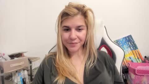 Snapshot of artsyandcraftsy_ chatting on October 2025 09:57:01 PM MIA online show from October 2025 09:57:01 PM