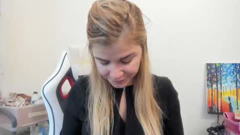 Snapshot of artsyandcraftsy_ chatting on October 2025 10:54:02 AM MIA online show from October 2025 10:54:02 AM