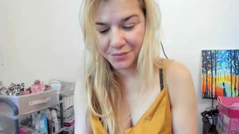 Snapshot of artsyandcraftsy_ chatting on October 2025 08:29:02 AM MIA online show from October 2025 08:29:02 AM