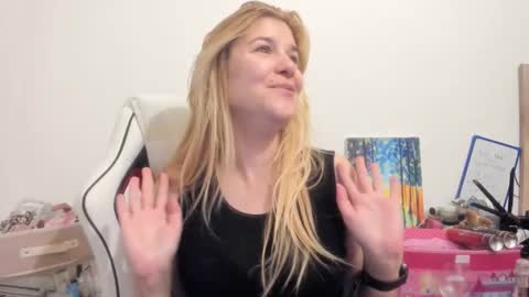 Snapshot of artsyandcraftsy_ chatting on October 2025 09:17:02 PM MIA online show from October 2025 09:17:02 PM