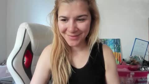 Snapshot of artsyandcraftsy_ chatting on October 2025 09:33:01 AM MIA online show from October 2025 09:33:01 AM