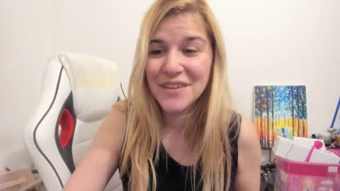 Snapshot of artsyandcraftsy_ chatting on October 2025 10:11:01 PM MIA online show from October 2025 10:11:01 PM