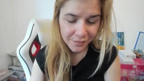 Snapshot of artsyandcraftsy_ chatting on October 2025 10:16:02 AM MIA online show from October 2025 10:16:02 AM