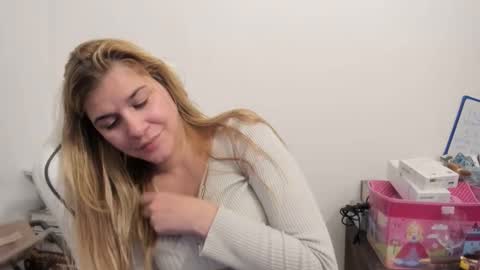 Snapshot of artsyandcraftsy_ chatting on October 2025 10:21:01 PM MIA online show from October 2025 10:21:01 PM