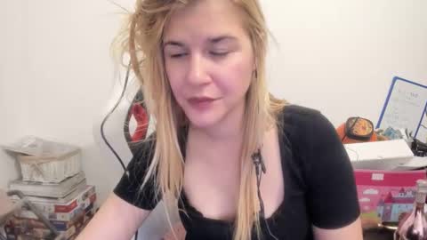 Snapshot of artsyandcraftsy_ chatting on October 2025 10:55:01 PM MIA online show from October 2025 10:55:01 PM