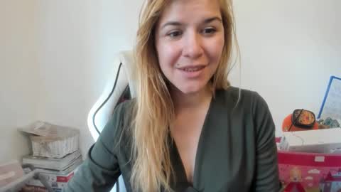 Snapshot of artsyandcraftsy_ chatting on November 2025 11:45:01 AM MIA online show from November 2025 11:45:01 AM