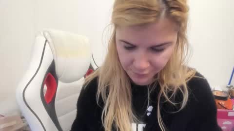 Snapshot of artsyandcraftsy_ chatting on November 2025 06:25:01 AM MIA online show from November 2025 06:25:01 AM