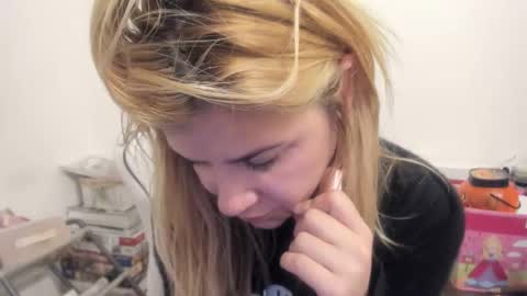 Snapshot of artsyandcraftsy_ chatting on November 2025 10:21:02 PM MIA online show from November 2025 10:21:02 PM