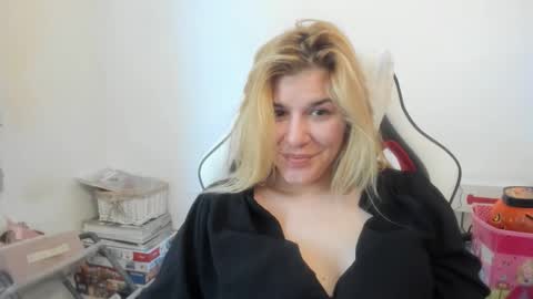 Snapshot of artsyandcraftsy_ chatting on November 2025 10:25:02 AM MIA online show from November 2025 10:25:02 AM