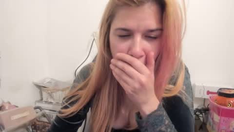 Snapshot of artsyandcraftsy_ chatting on November 2025 10:31:02 PM MIA online show from November 2025 10:31:02 PM